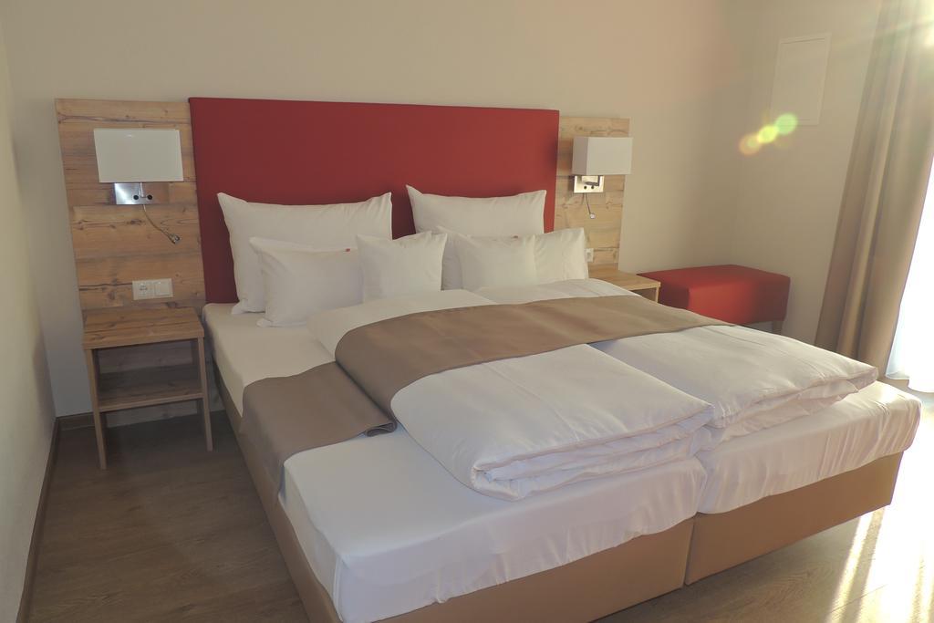 Hotel-Gasthof Neue Post Leutershausen  Екстериор снимка