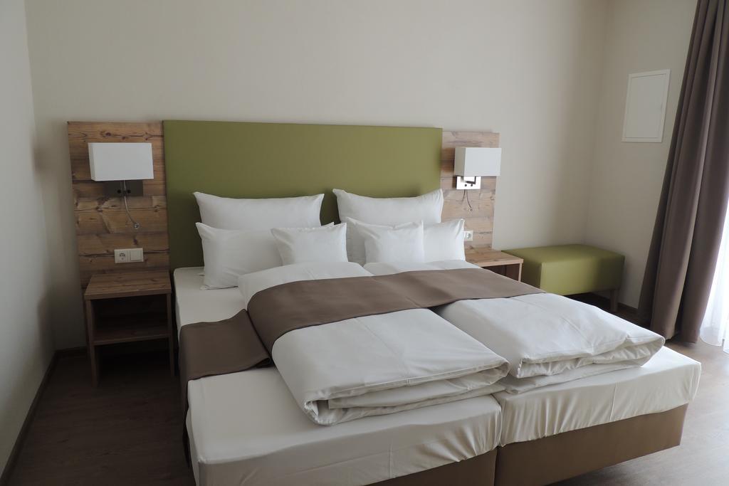 Hotel-Gasthof Neue Post Leutershausen  Екстериор снимка