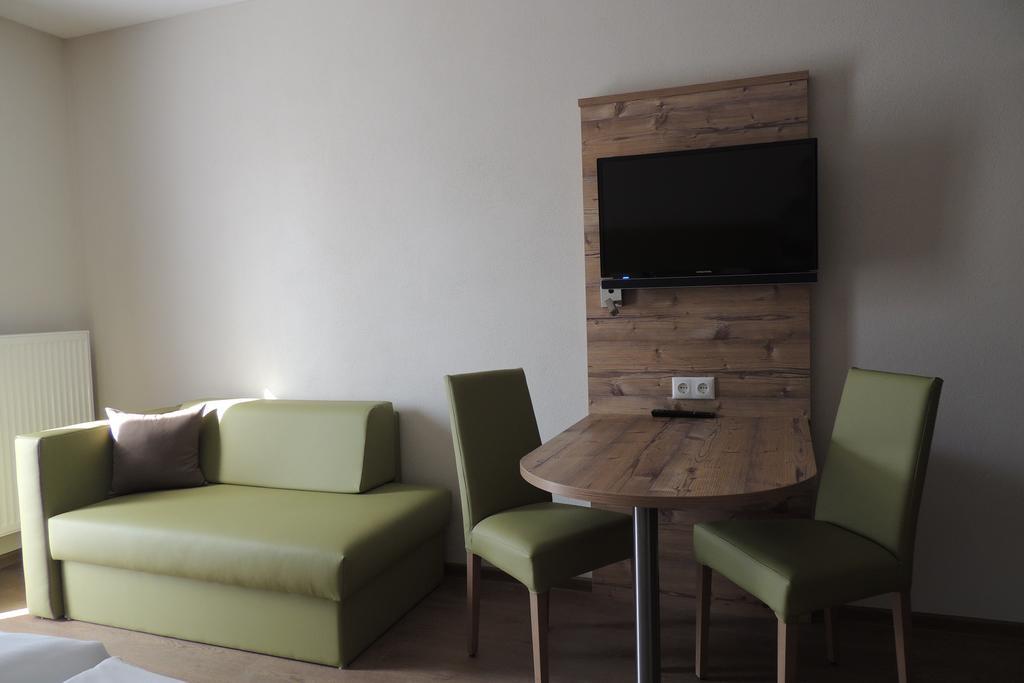 Hotel-Gasthof Neue Post Leutershausen  Екстериор снимка