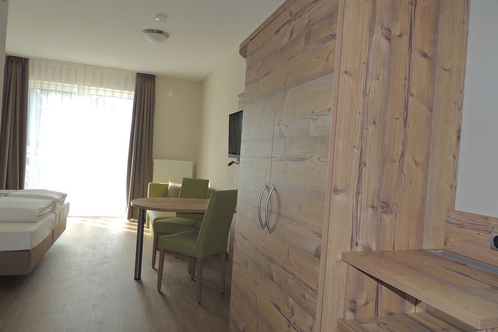 Hotel-Gasthof Neue Post Leutershausen  Екстериор снимка